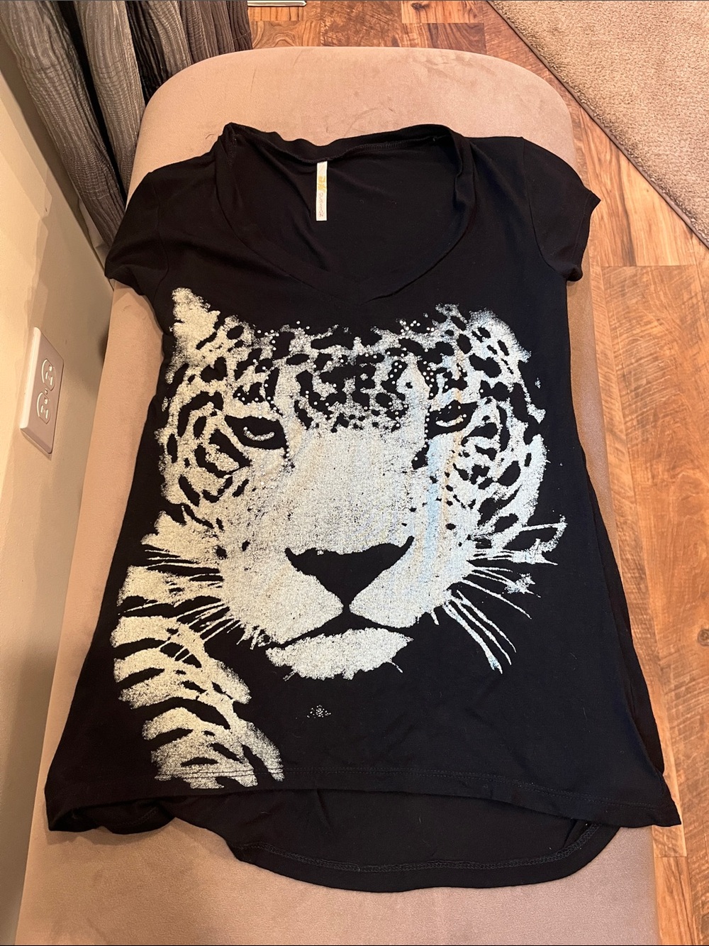 Ocasion Black Short-Sleeve Scoop Neck Tee with Silver Rhinestone Leopard Face